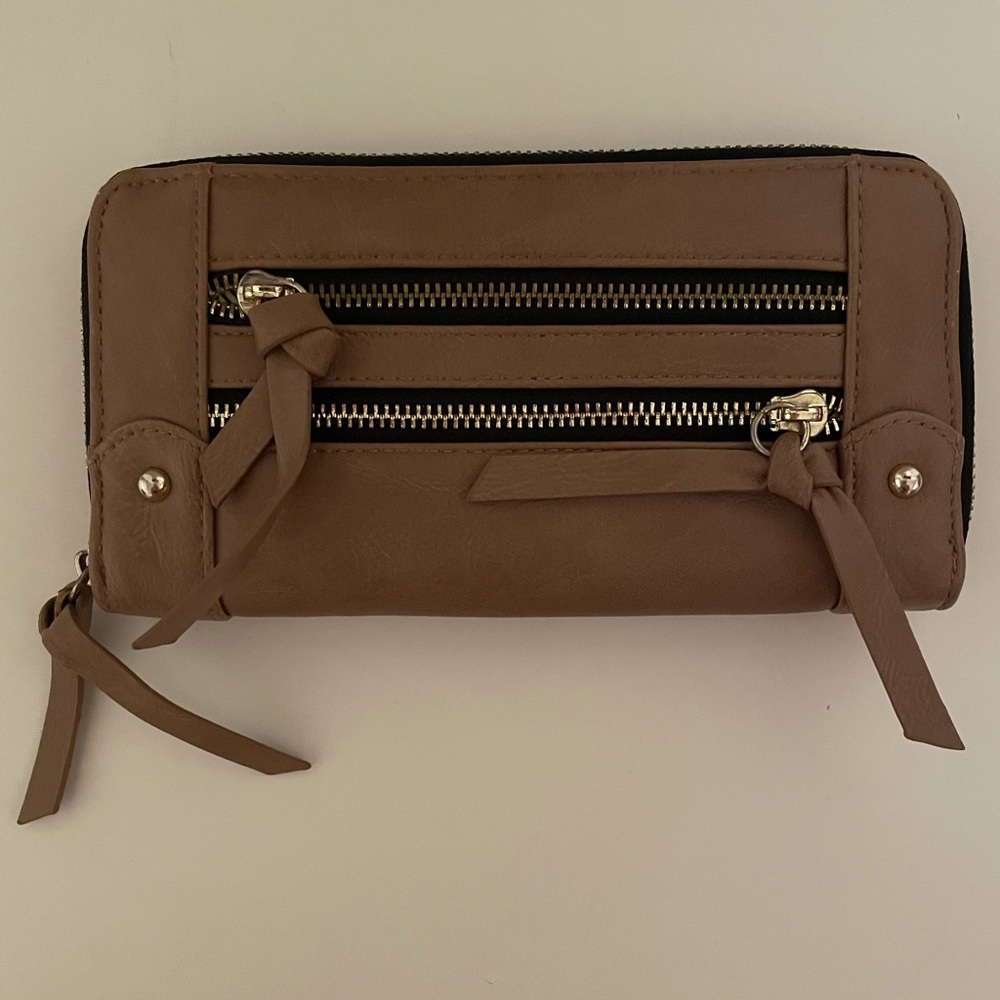 ❌SOLD❌ EUC Beautiful Steve Madden Large Fall Tan Beige & Gold Logo Zipper Wallet - Picture 2 of 14